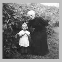 050-0042 Oma John mit Inge am Tage der Taufe von Werner im Sommer 1942 .JPG